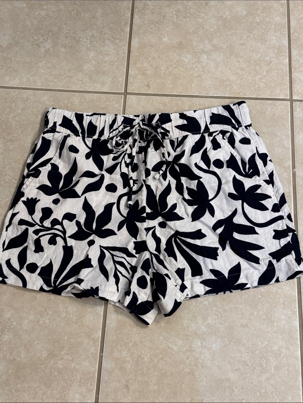 Time and Tru Black & White Floral Drawstring Shorts. Size  medium (8/10)